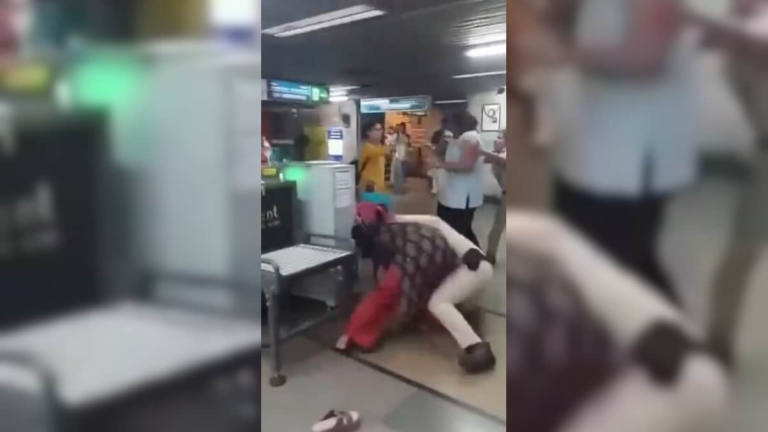 कोलकाता मेट्रो में 'मैडम' का फुल ऑन कलेश! खूब करी झोंटा-झोंटी, फिर ₹1000 का फाइन देकर घर लौटीं