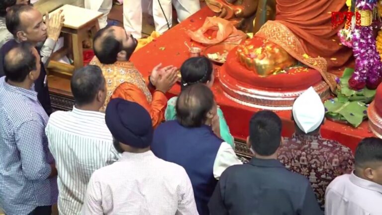 लालबागचा राजा के चरणों में नतमस्तक हुए मुकेश अंबानी, अनंत और राधिका का दिखा भक्ति रूप