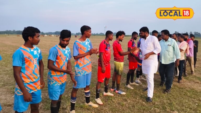 पूर्णिया में IPL जैसा रोमांच: फुटबॉल फाइनल में चीयर गर्ल्स ने बढ़ाया खिलाड़ियों का जोश, झूम उठे हजारों दर्शक