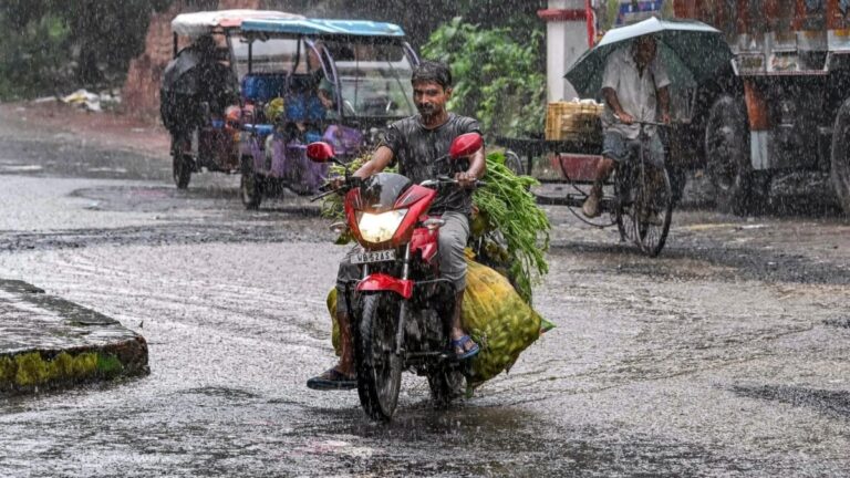 लैंडस्लाइड, बादलफाड़ बारिश, कहीं बर्फबारी… डीप डिप्रेशन से 23 राज्यों में आफत, जाते मानसून ने पलटकर क्यों मचा दिया कोहराम?