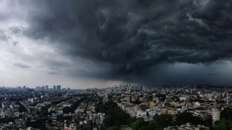 Kal Ka Mausam 10 October। कल का मौसम 10 अक्टूबर। Delhi Kal Ka Mausam। UP के आसमान में चक्रवात… दिल्ली से देहरादून तक कैसा रहेगा मौसम? IMD अपडेट