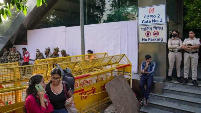 Delhi Metro and Train Traffic Update | CJP प्रोटेस्ट से दिल्ली में ट्रैफिक पर ब्रेक! क्या रविवार को भी बंद रहेंगे मेट्रो स्टेशन, कैंसिल होंगी ट्रेनें?