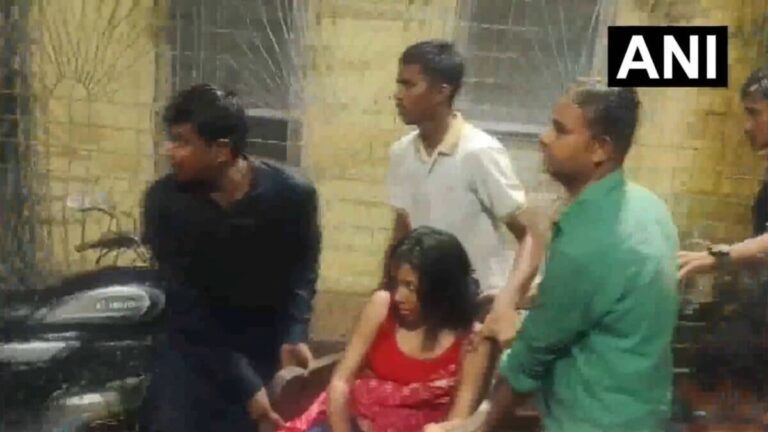 कोलकाता दुर्गा पूजा पंडाल हादसा: बारिश से बचने के लिए गेट की तरफ भागी भीड़ और मच गई चीख-पुकार