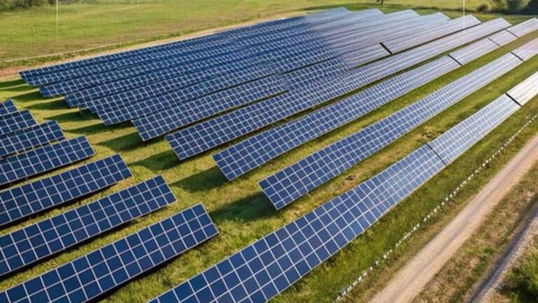 Solar Panel : बिजली हो गई इतनी महंगी कि दहेज में देने लगे सोलर, हर घर की छत पर दिख रहा पैनल