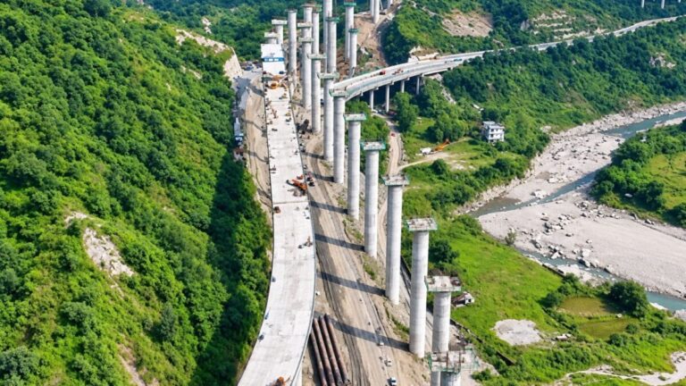 Expressway Project : सिर्फ एक्सप्रेसवे नहीं, भक्ति का मार्ग है यह रास्ता, वीडियो में दिखा शानदार नजारा